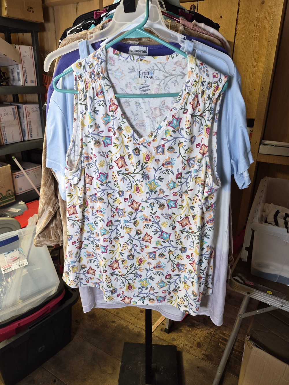 croft & barrow White Floral V-Neck Sleeveless Tank Bin 56